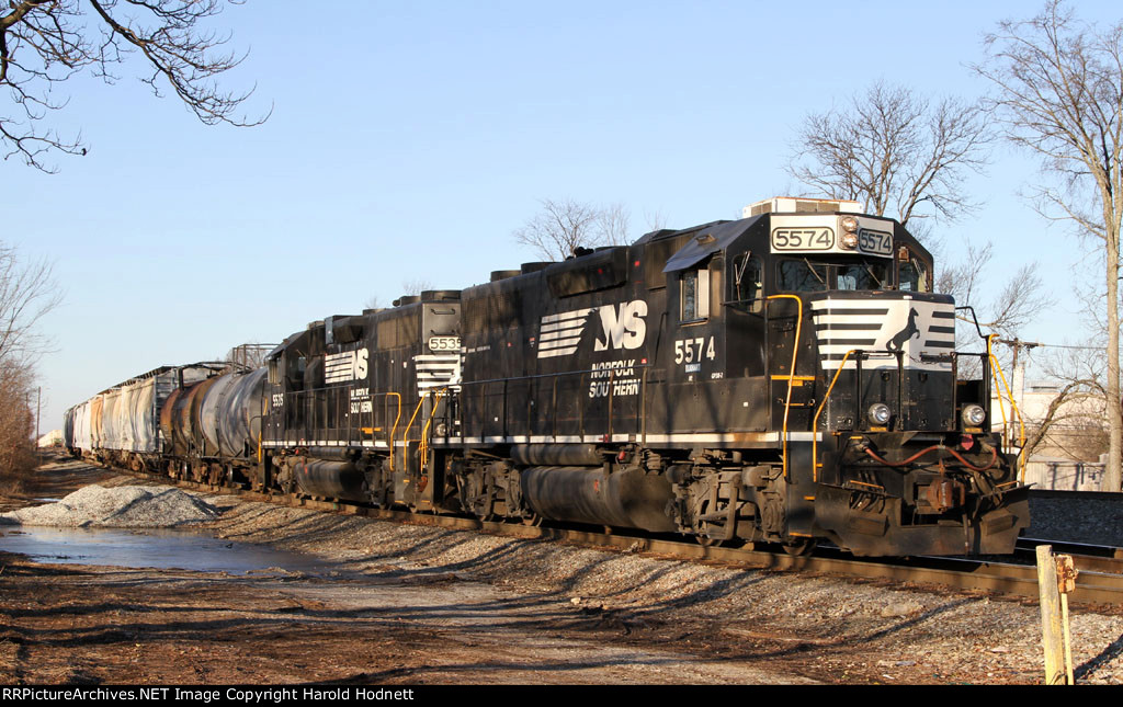 NS 5574 & 5535 lead train PP05 (A&Y job) down the lead